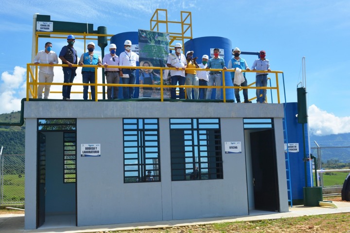 Gobernador visitó obra de agua potable en la esmeralda, puerto  rico