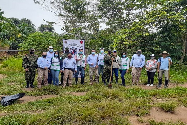 Se realizó una jornada de reforestación sobre la rivera de la quebrada La Mochilero