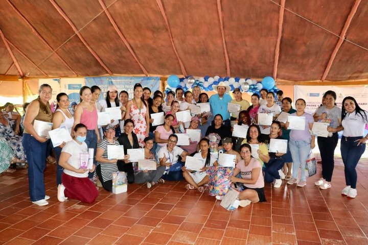 Reconocimiento a madres comunitarias y sustitutas de Florencia