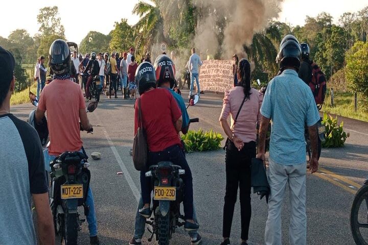 Bloqueo en la vía Florencia - La Montañita
