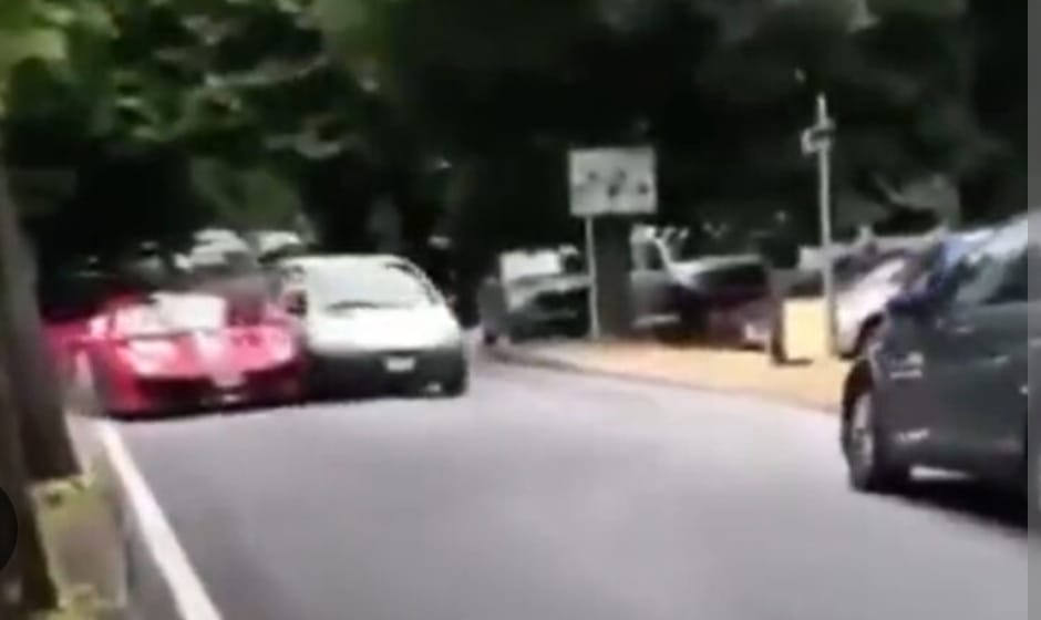 Viralizan video de estrellada entre Twingo y Ferrari, ¿cuál aguantó más el golpe?