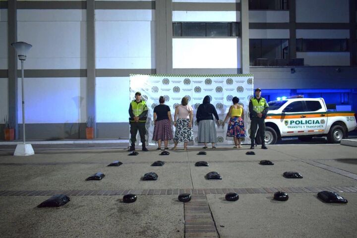 Capturan 4 mujeres que transportaban pasta base de coca adherida a su cuerpo.