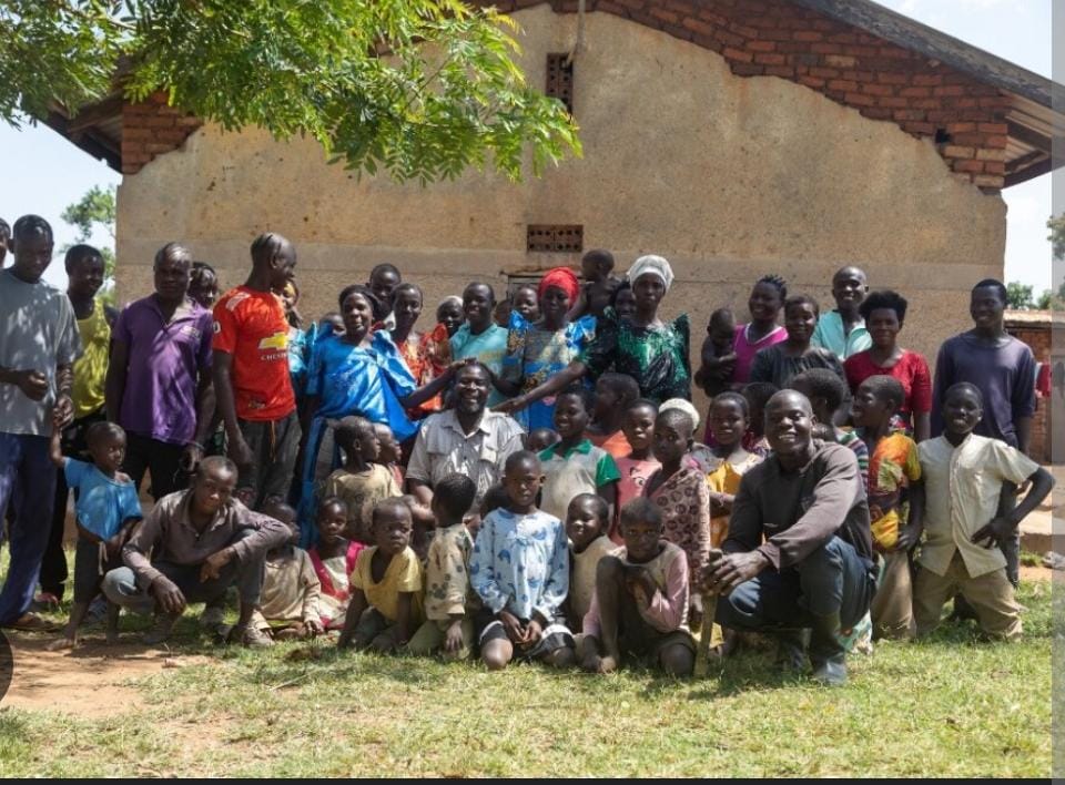 Hombre con 102 hijos en Uganda se arrepiente de su actitud irresponsable: se olvida de sus nombres