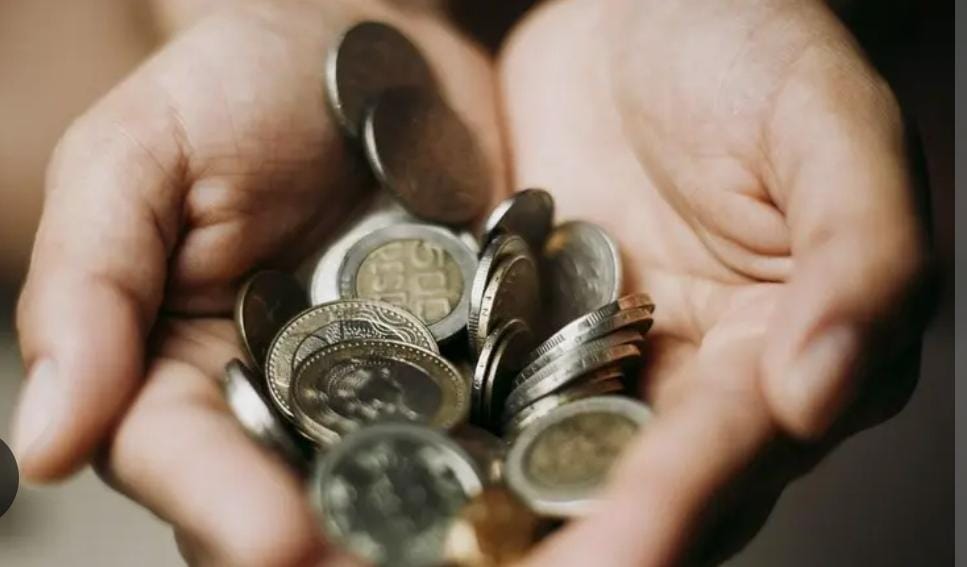 Mujer quiso pagar domicilio de $ 140.000 con monedas y repartidor se le emberracó