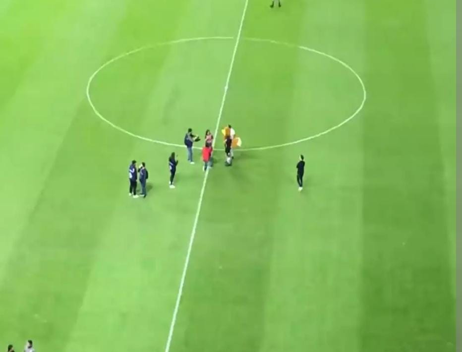 Hincha pidió matrimonio en cancha de estadio, novia escapó y público lo chifló
