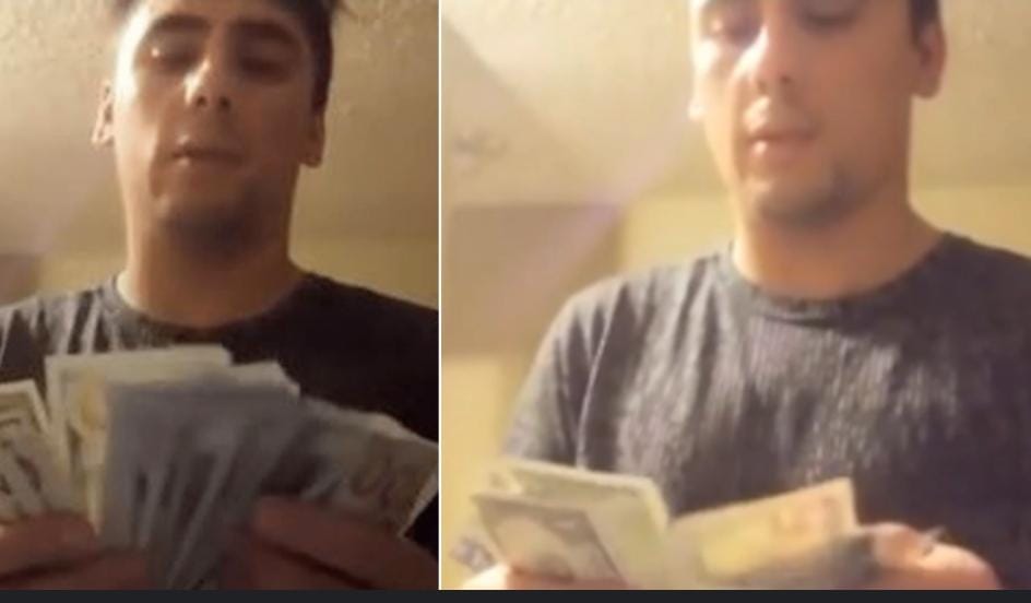 Joven muestra platal que gana trabajando 4 horas con un balón en los semáforos