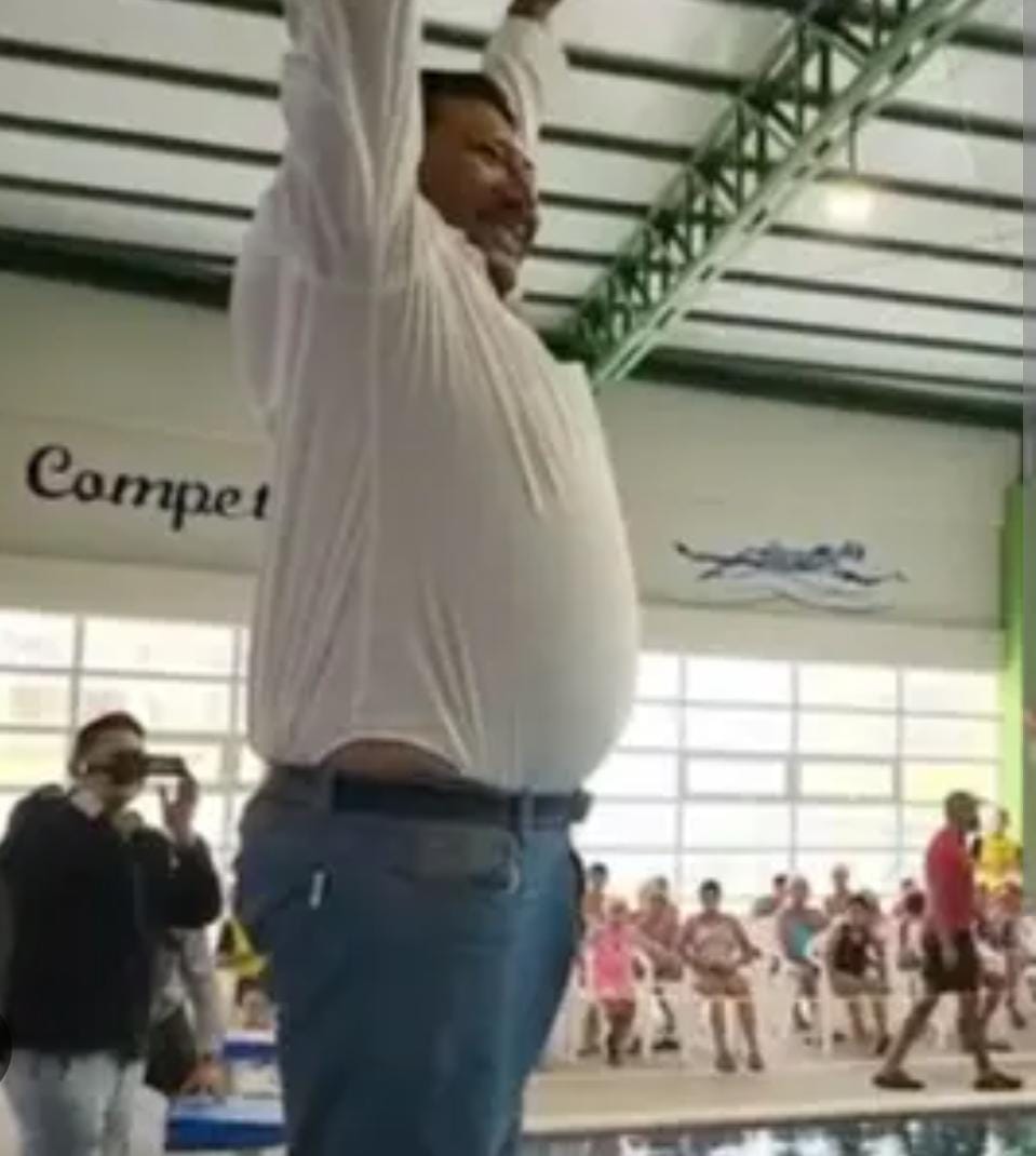 Alcalde se dio chapuzón para inaugurar piscina municipal: hizo clavado con todo y ropa