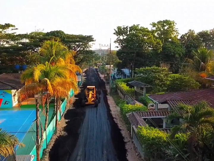 Constructora MCG pavimenta la vía de acceso al condominio Punta del Este.