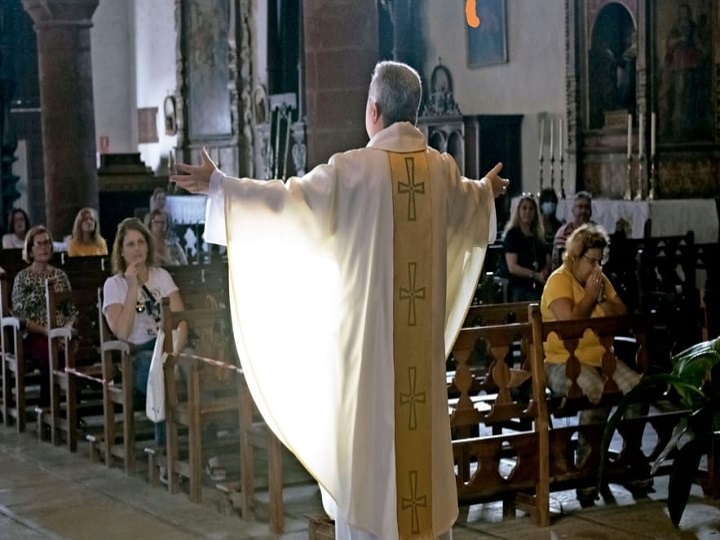 Polémico discurso de sacerdote