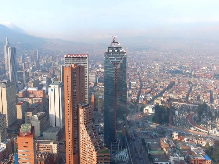 Mujer misteriosa vestida con pijama de color azul transita  por Bogotá
