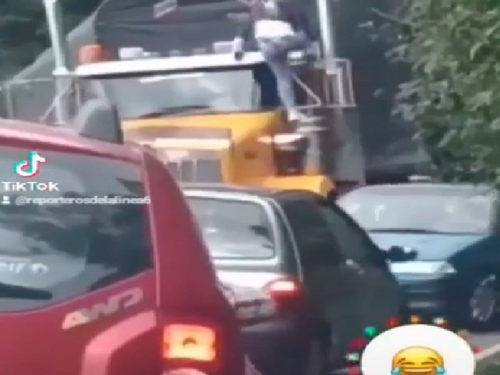 Mujer golpeó a patadas panoramico de una Tractomula
