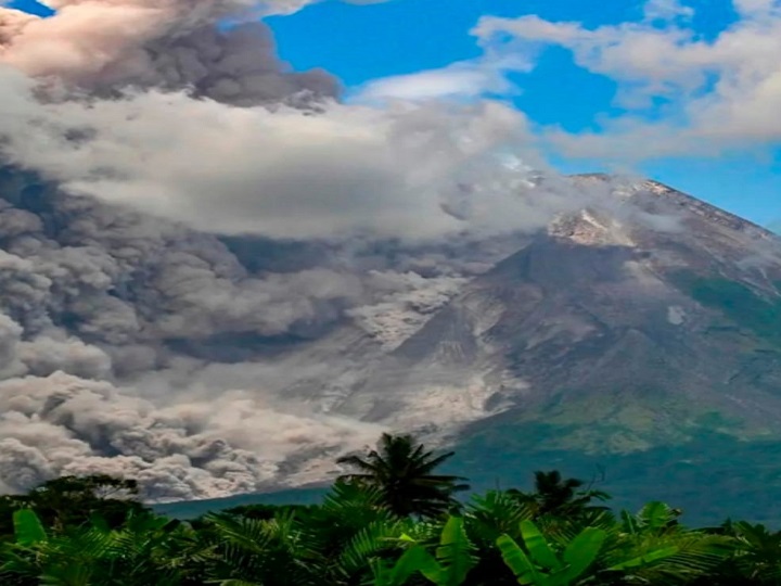 Volcán en Indonesia hizo erupción