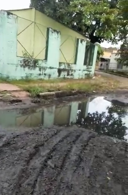 Los daños de alcantarillado y malla vial tienen en peligro a la escuela "Los Manguitos"
