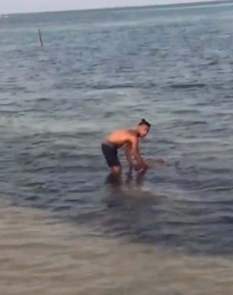 Un turista hayo el cuerpo de un hombre mientras nadaba