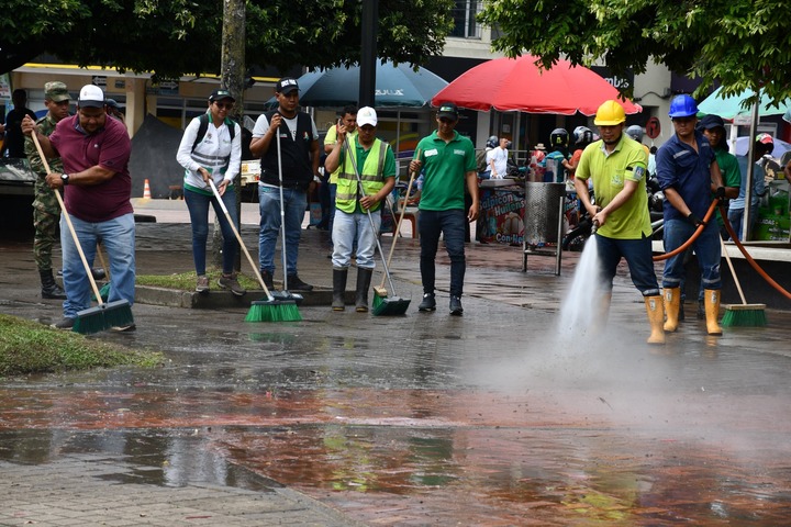 Con jornadas de aseo a parques de Florencia secretaria de ambiente embellece la capital.