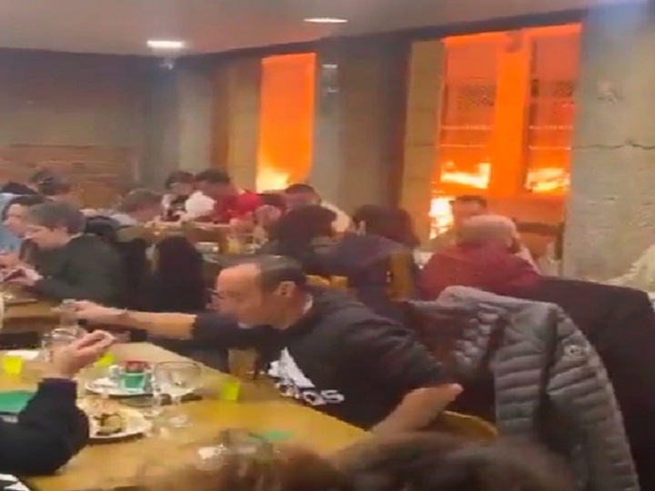 Restaurante en Fracia esta lleno mientras las calles se incendian
