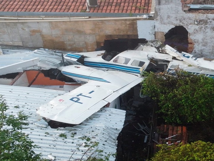 Avioneta se estrelló y quedo atrapada en el techo de una casa