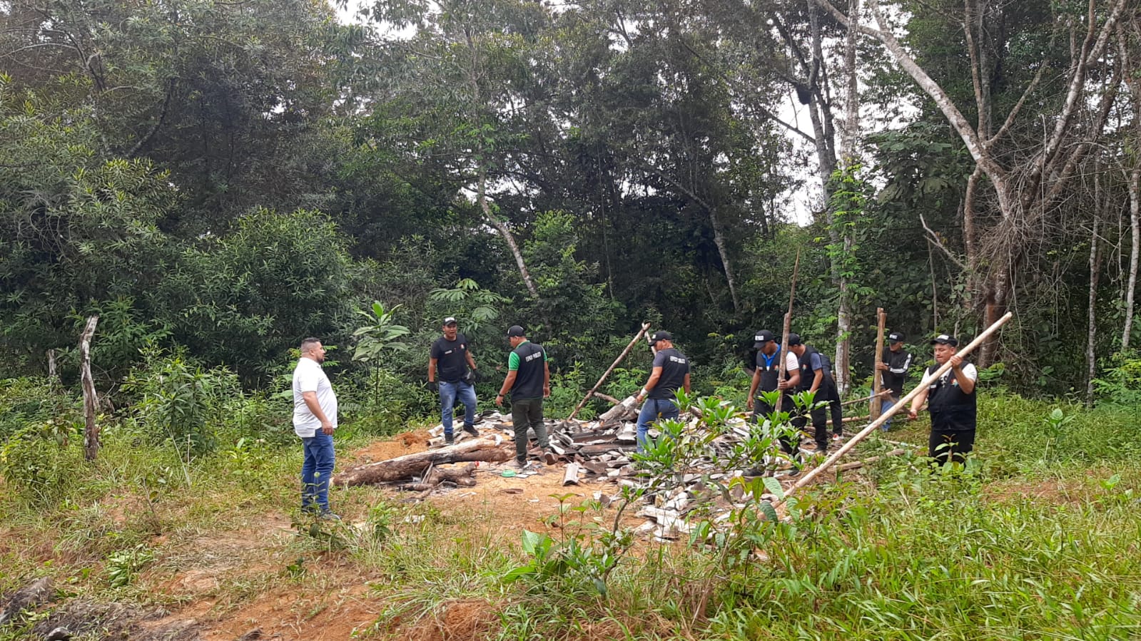 Sigue lucha frontal contra “invasores”
