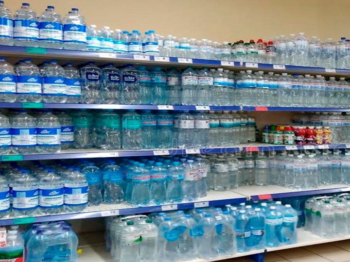 ¿Por qué están comprando agua de manera exagerada en EE.UU?