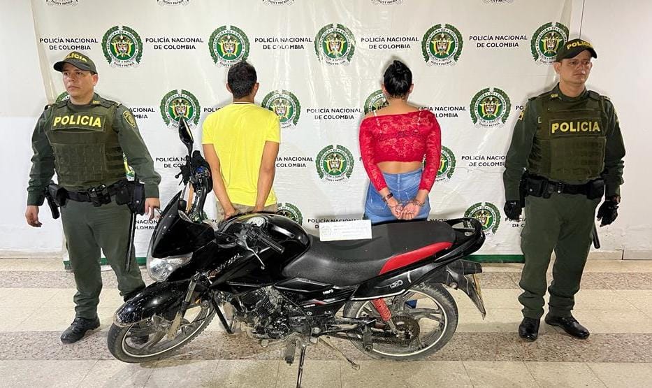 Capturan pareja señalada de hurtar una moto