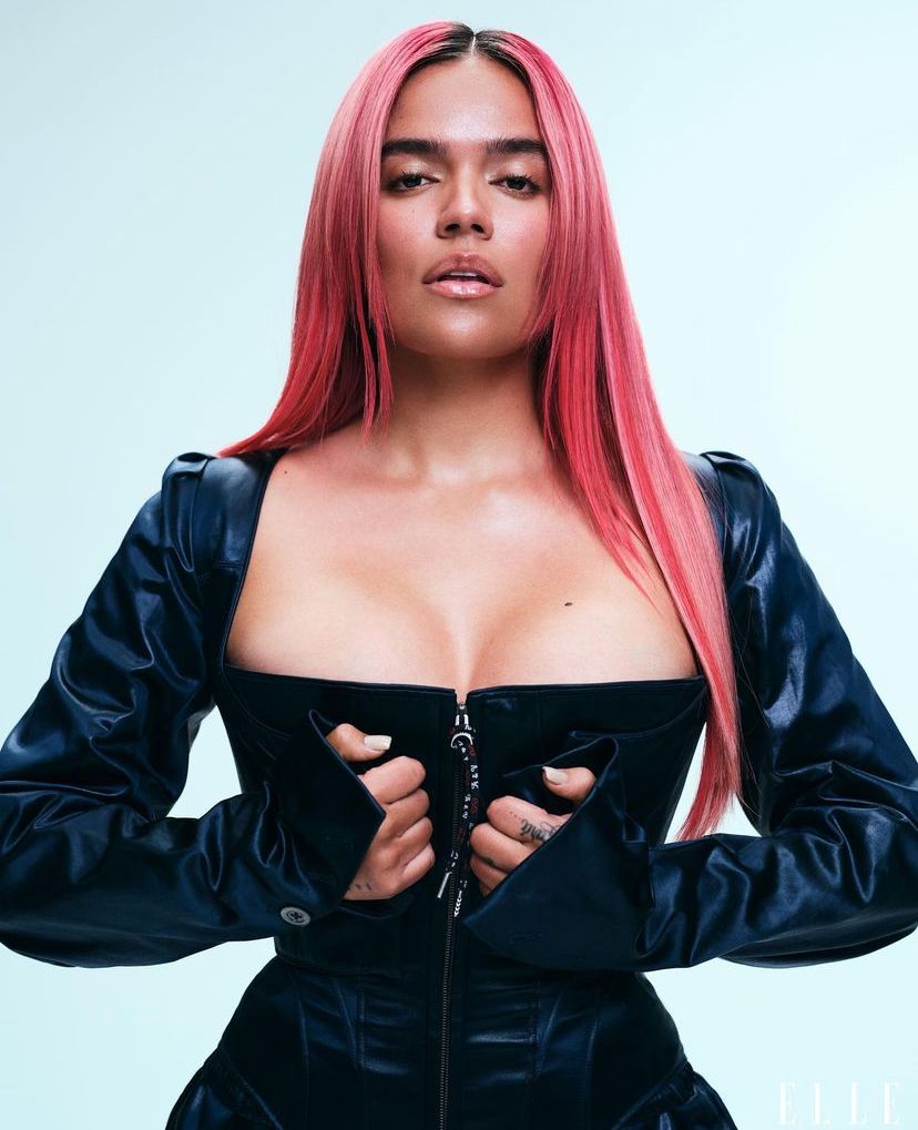 La reconocida publicación de moda "Elle" presenta a Karol G en su portada.