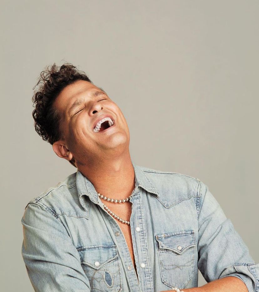 El video musical oficial de El Carro Ford fue estrenado por Carlos Vives.