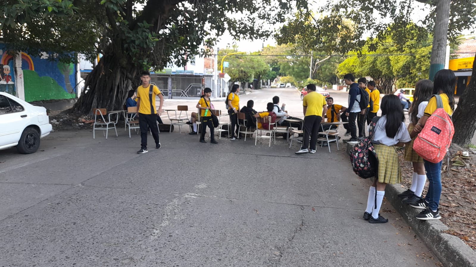 Cierre vial por por parte del colegio Santa Librada en Neiva