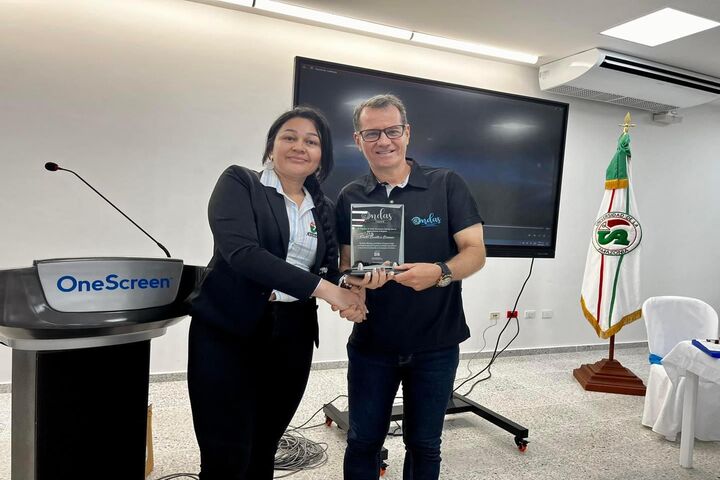 Rector de la uniamazonia recibió importante reconocimiento
