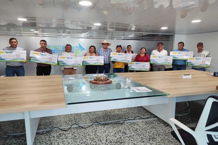 9 Comunidades reciben convenios solidarios para vías