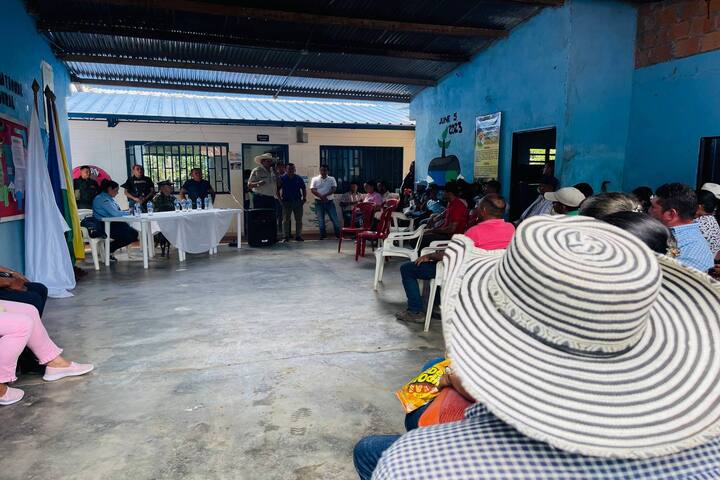 19 Veredas de san vicente beneficiadas con maquinaria amarilla