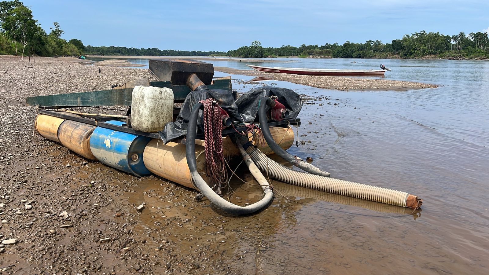 Sexta división destruye cuatro dragas y 5 motores sobre la cuenca del río Caquetá