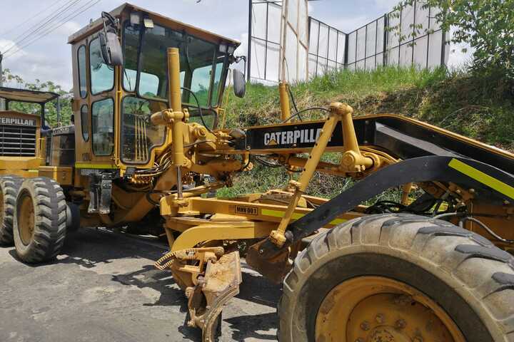 Lista maquinaria amarilla para pavimentación en caliente