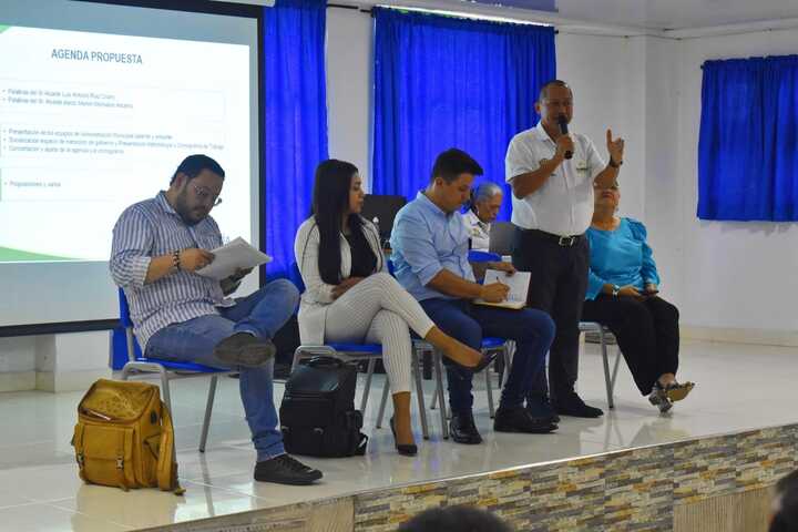 Primera reunión oficial de empalme entre el gobierno municipal y alcalde electo