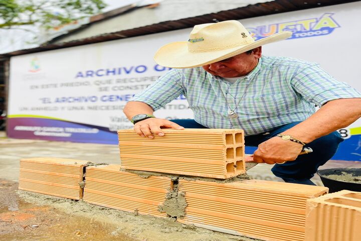 Gobernador coloco primera piedra del archivo central departamental