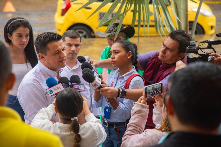 Alcalde de Florencia visitó obras de pavimentación en la Y de Gas País