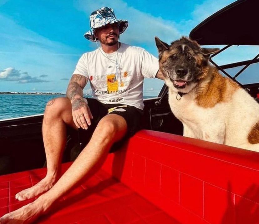 Murió Enzo, el perro de J Balvin que lo acompañó por 14 años