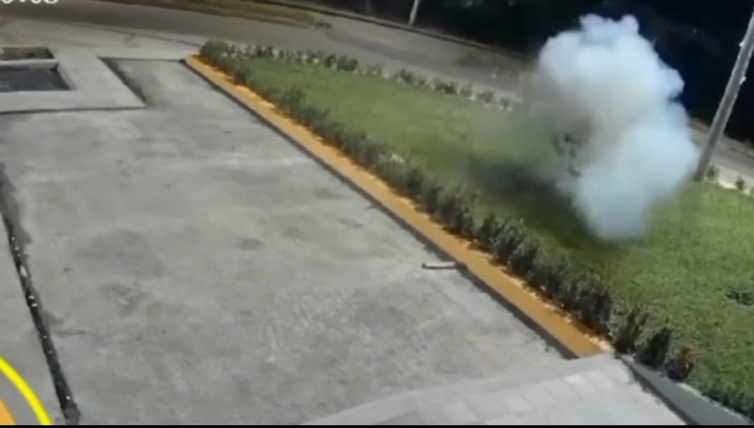 Desconocidos lanzaron la noche anterior un artefacto explosivo en contra de la estación de servicio El Encanto.