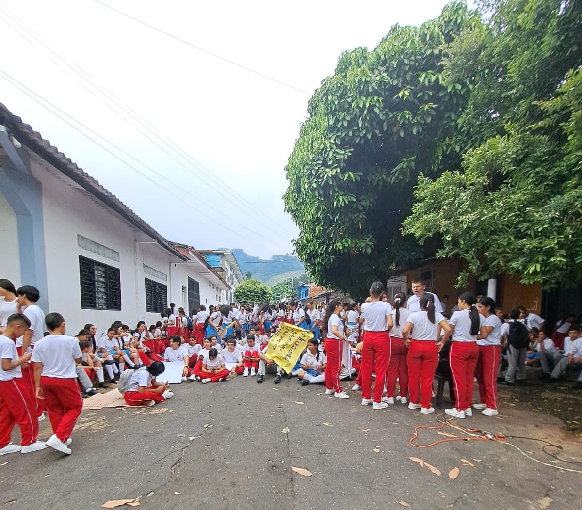 Se levanta protestas por falta de docentes en Doncello.