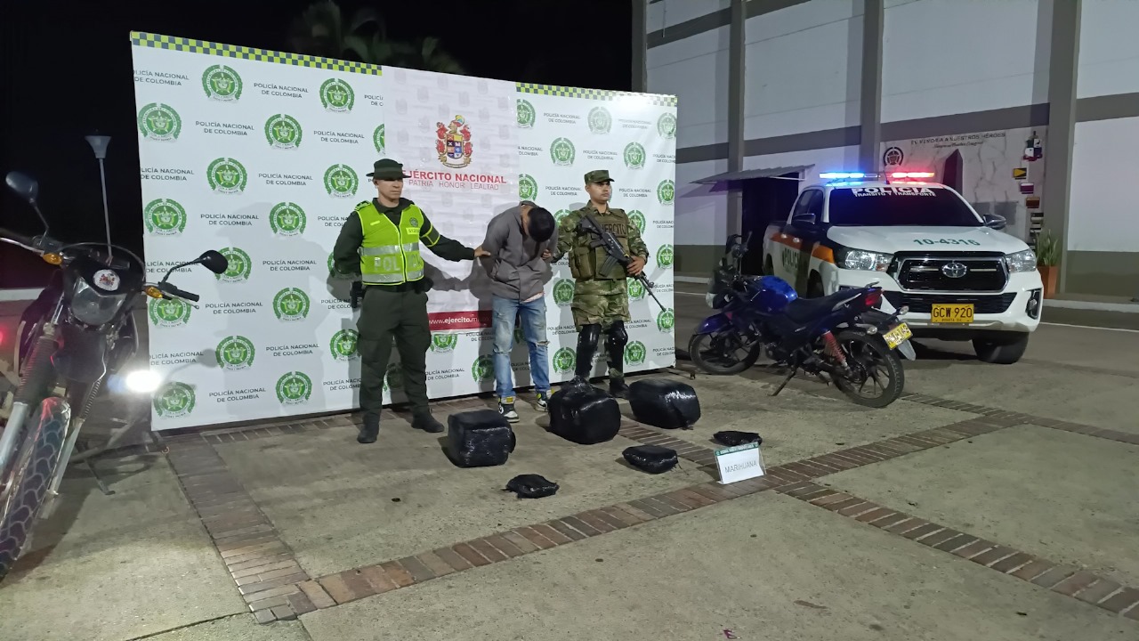 Capturan a dos personas que transportaban 132 kilos de marihuana.