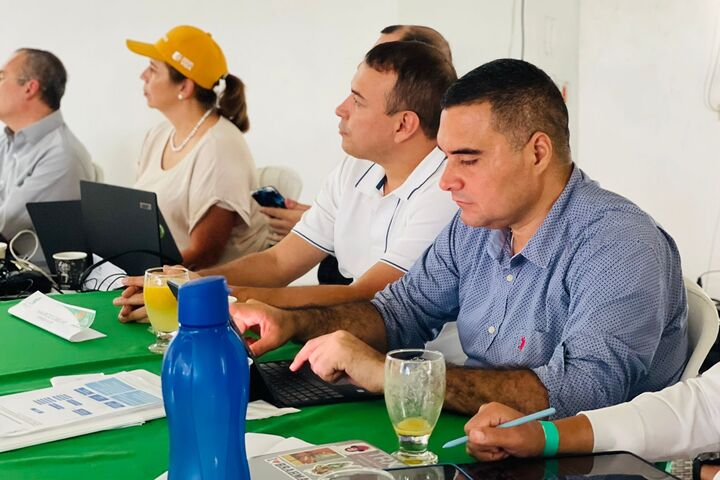 La Gobernación de Caquetá lidero mesa técnica para apoyar a productores lácteos
