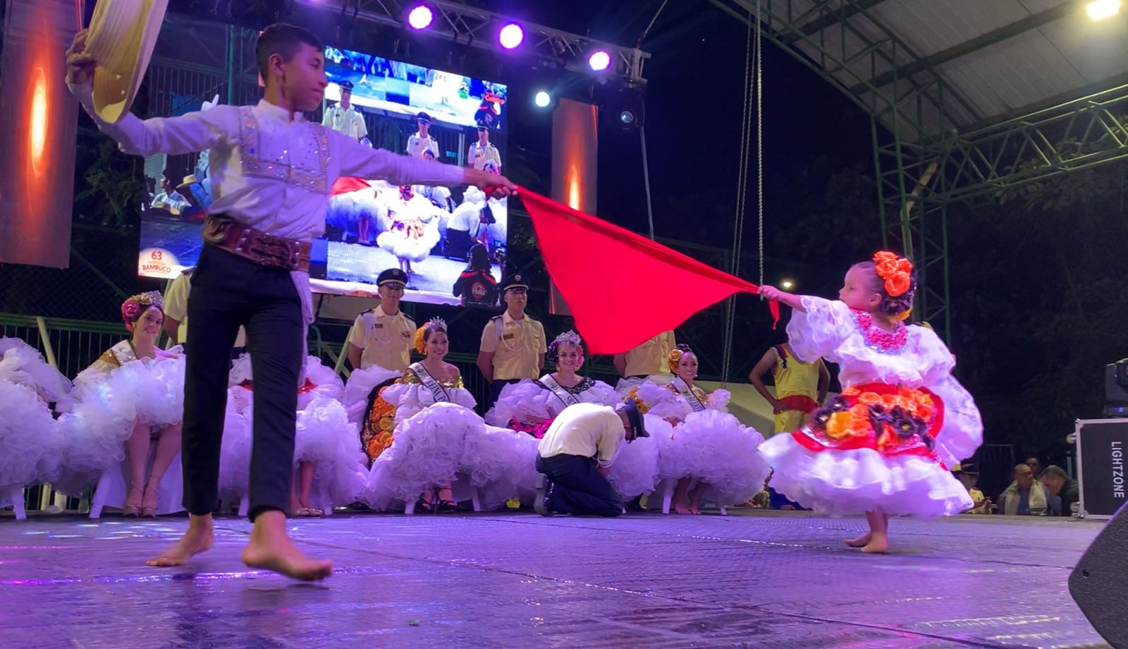 Alegría y folclor en la ronda sampedrina