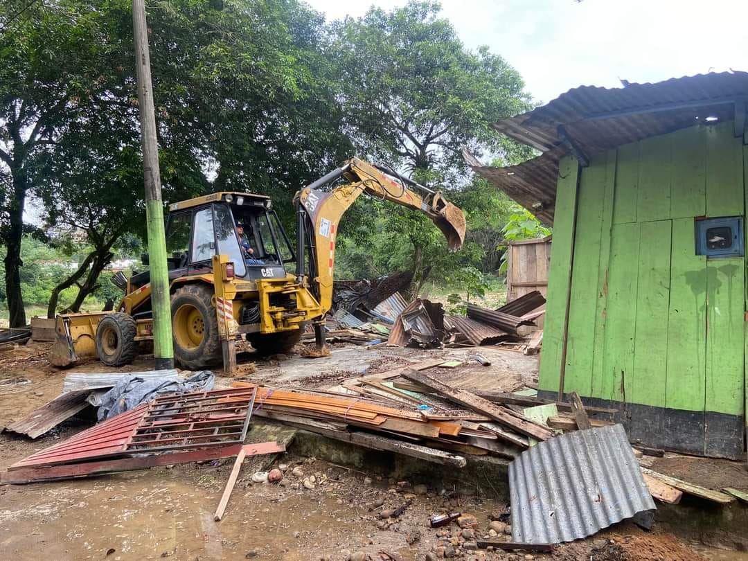 Derriban cuatro viviendas en La Amazonía.