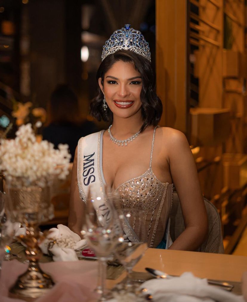 Reconocida Miss Universo y su familia viven exiliados de su país.