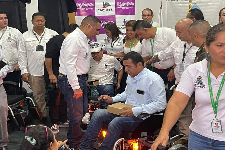 Gobernación del Caquetá Entrega Sillas de Ruedas Eléctricas
