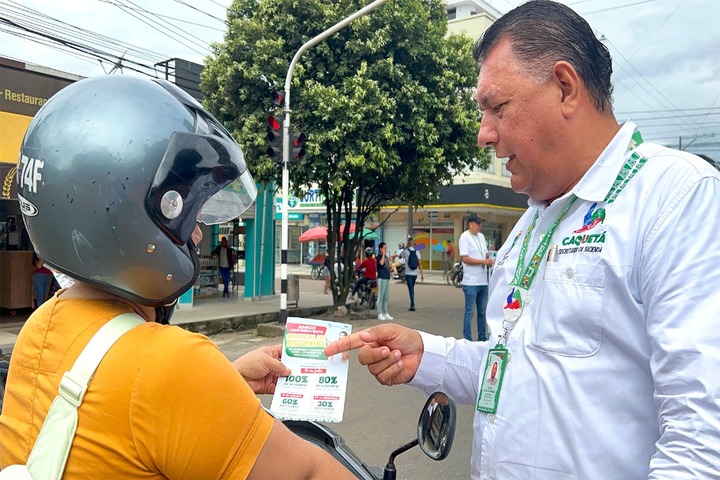 Exitosa jornada de volanteo promueve beneficios fiscales en Caquetá
