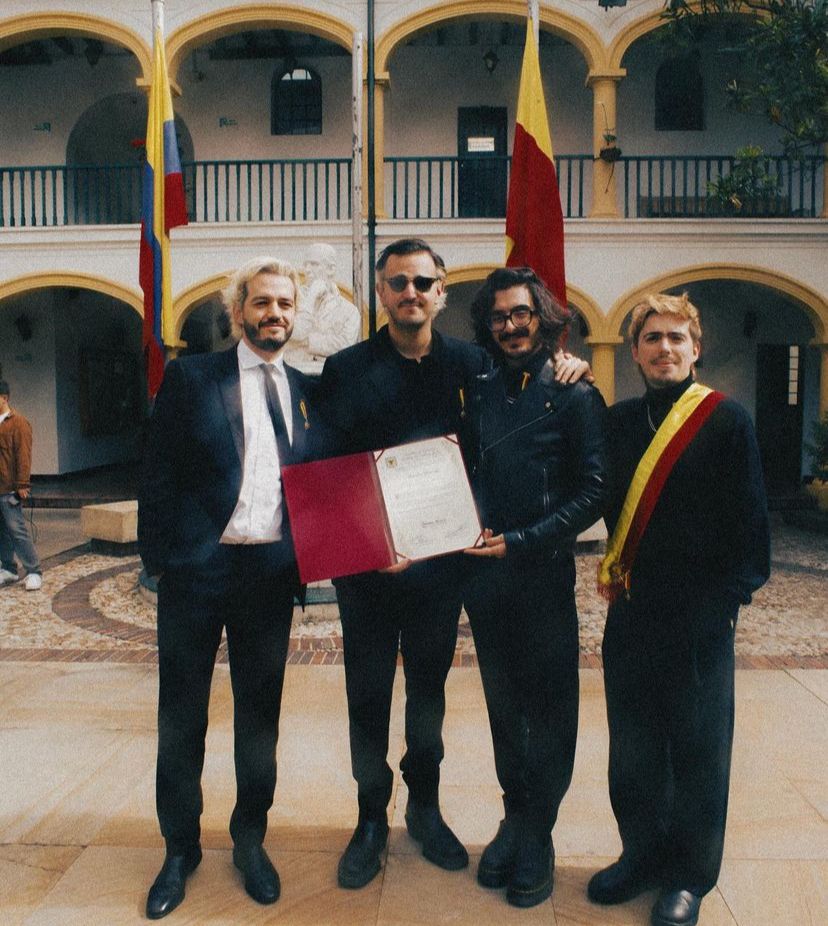 Integrantes de Morat reciben reconocimiento del Concejo de Bogotá.