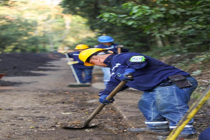 Con 910 metros de carpeta asfáltica se renueva la vía hacia la comuna occidental