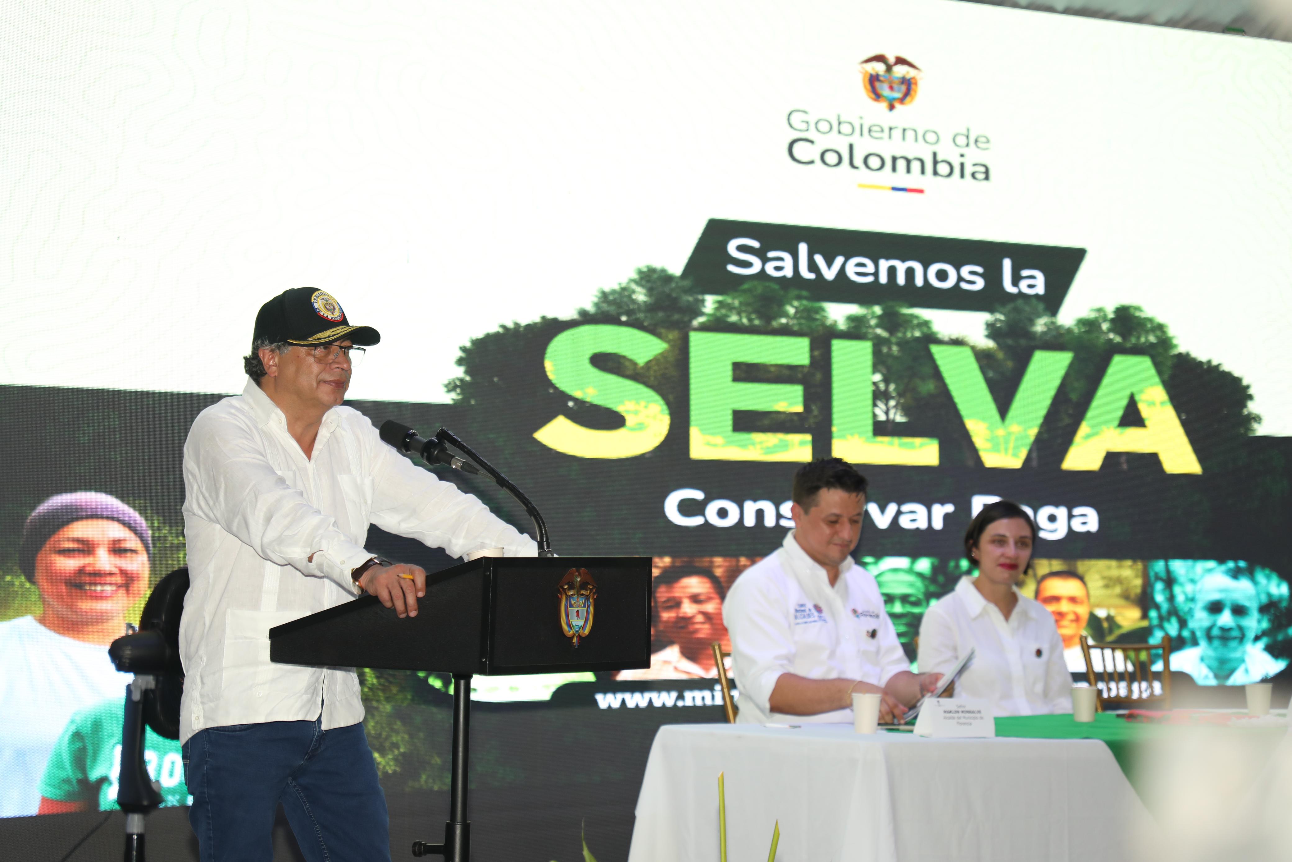 Alcalde entregó iniciativas de desarrollo a Petro.
