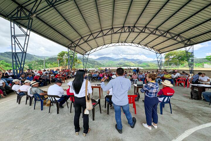 Gobernación de Caquetá Cumple Compromiso de Pavimentación con la ARN y Firmantes de Paz en el Centro Poblado El Pará