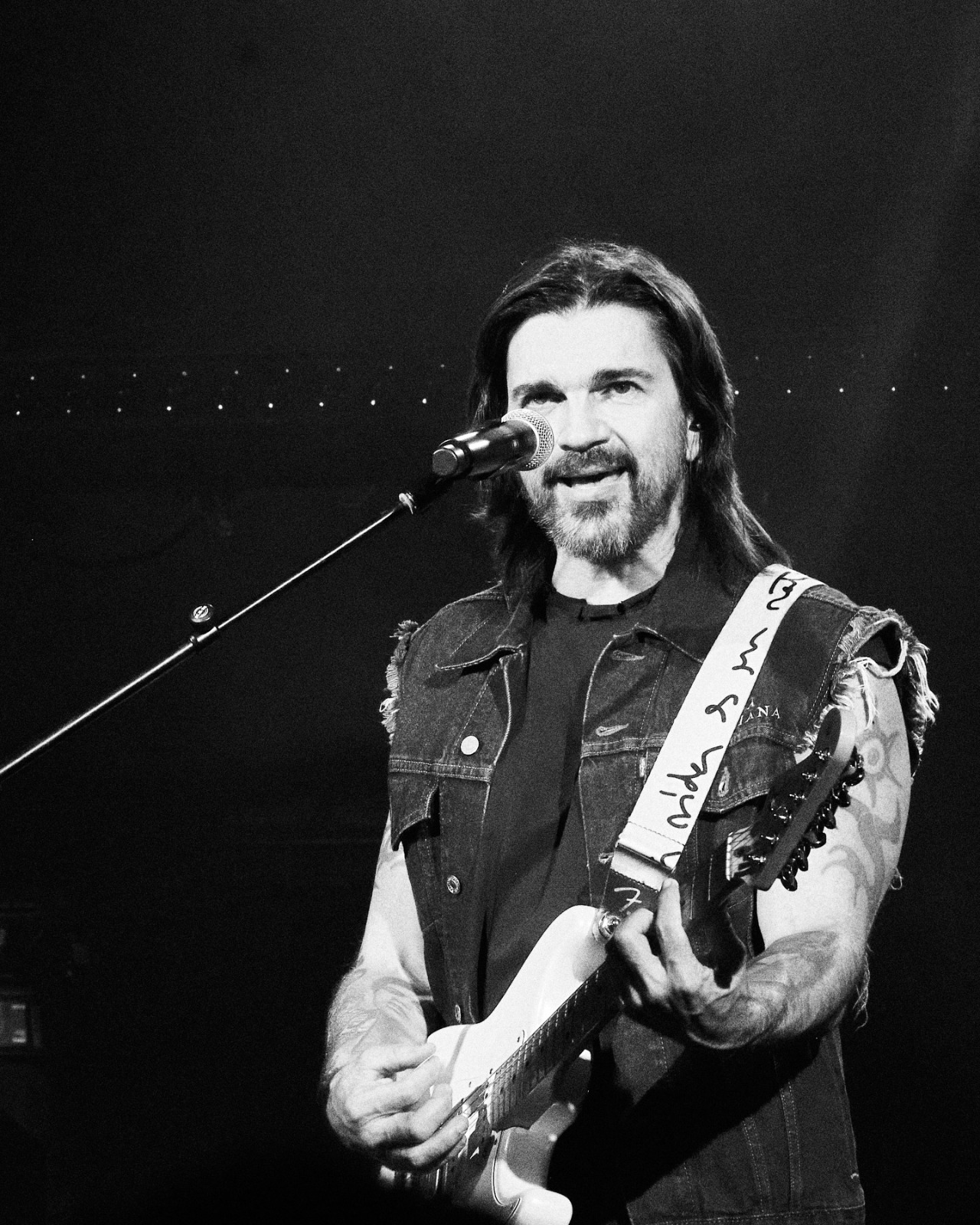 Juanes sorprende a una fanática en medio del tráfico y se viraliza en redes sociales